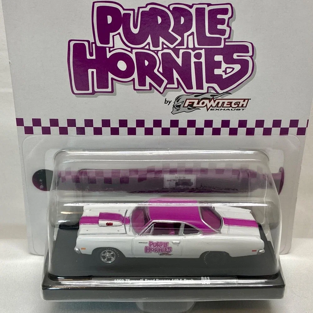 M2 Machines 1969 Plymouth Road Runner 440 6-Pack Purple Hornies Flowtech Exaust